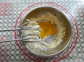 加入1个生的鸡蛋黄