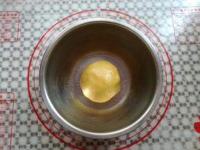 戴上一次性手套把面团抓匀，也可以直接用刮刀慢慢的混合，盖上保鲜膜放入冰箱冷藏1小时左右