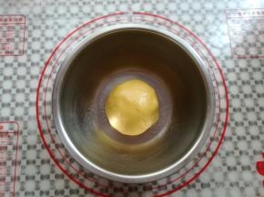 戴上一次性手套把面团抓匀，也可以直接用刮刀慢慢的混合，盖上保鲜膜放入冰箱冷藏1小时左右
