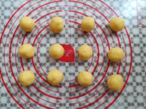 把酥皮面团按照每个19克平均分成12个