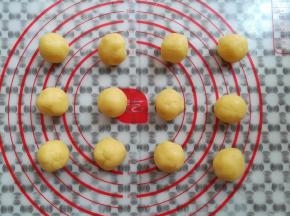 把酥皮面团按照每个19克平均分成12个