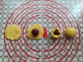 取一个小酥皮按扁，放上苹果馅，用虎口慢慢的收圆包起来，包的时候慢慢弄不容易破