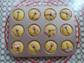 在每一个苹果酥胚上放上一朵樱花装饰，预热烤箱上火130度，下火170度