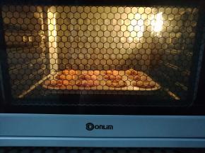 苹果酥胚放入烤箱底层上火130度，下火170度烤20分钟（模具比较小，烤的时间就短）