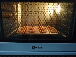 苹果酥胚放入烤箱底层上火130度，下火170度烤20分钟（模具比较小，烤的时间就短）