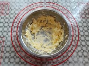 黄油切小块软化后打发到顺滑状态