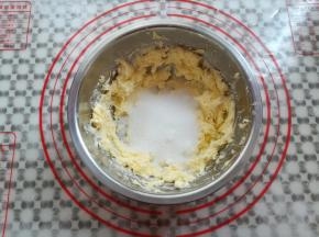 黄油中加入白砂糖，用刮刀拌一下再用打蛋器打发顺滑