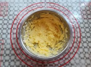 再次将材料打发到顺滑状态