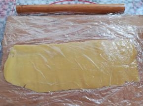 取一份酥皮面团擀成10厘米宽度，长度随意