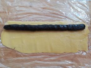 在面团顶端放上同样长度的枣泥馅