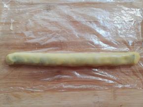 面团从上往下卷起来