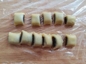 把面团切成2厘米长度大小