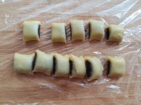 把面团切成2厘米长度大小