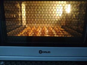 放入预热好的烤箱底层，上火130度，下火160度烤20分钟