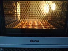 放入预热好的烤箱底层，上火130度，下火160度烤20分钟