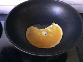 锅中热油煎鸡蛋