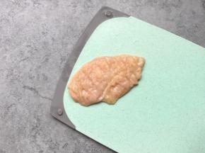 用刀背敲至松展，两面都要敲哦