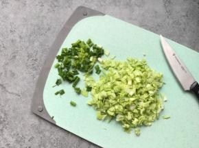 包菜、葱分别切碎