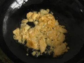 锅中放油烧热大火鸡蛋液下锅翻炒