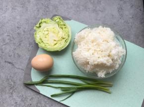 食材准备：米饭1碗、包菜50g、鸡蛋1个、葱四根去掉葱白