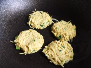 平底锅抹上少许油，取适量面糊揉圆压扁，小火慢慢煎