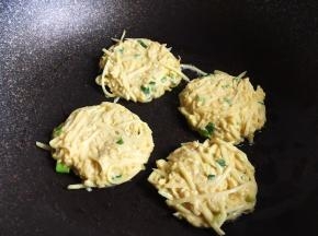 平底锅抹上少许油，取适量面糊揉圆压扁，小火慢慢煎