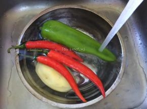 首先将土豆去皮后洗净，红辣椒、青辣椒洗净
