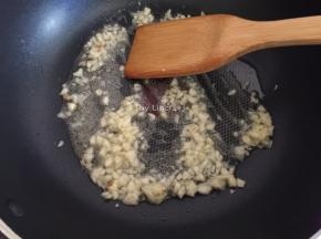 接着炒酸辣土豆丝，先热锅，放适量食用油，倒入蒜蓉炒香