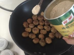 然后勺入一勺家乐鸡粉调味料