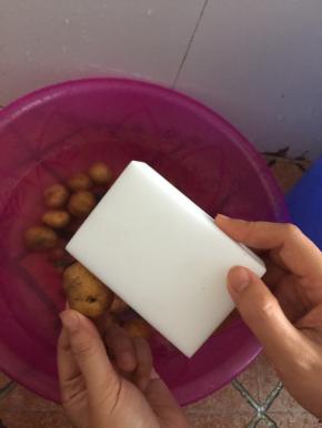 小土豆表面用魔力擦或牙刷清洗干净