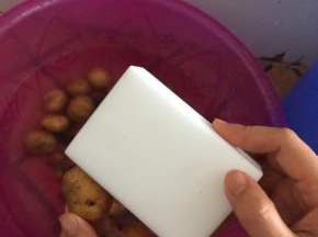 小土豆表面用魔力擦或牙刷清洗干净