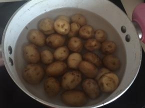 然后加适量清水放入锅里大火煮沸后转小火煮10分钟