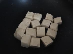 利用锅里的油煎切块的豆腐