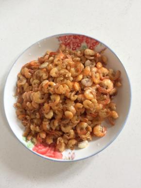 煸炒至小河虾外皮酥脆即可盛出备用！