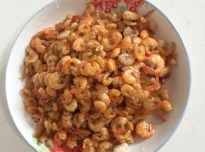 煸炒至小河虾外皮酥脆即可盛出备用！