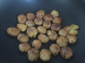 翻面煎至表面金黄即可