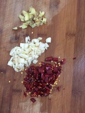 蒜瓣剥皮拍碎，生姜切成小丁，干辣椒切成段儿备用！