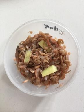 处理好的河虾加入2勺料酒，几片生姜，1勺盐拌匀腌制片刻入味！