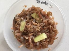 处理好的河虾加入2勺料酒，几片生姜，1勺盐拌匀腌制片刻入味！