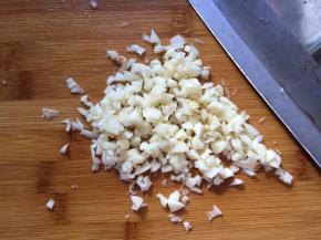 接着蒜瓣5个切成蒜蓉待用
