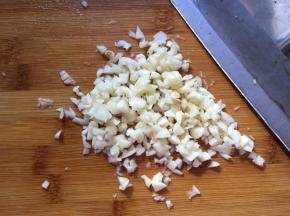 接着蒜瓣5个切成蒜蓉待用