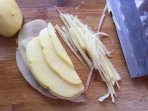 把去皮洗净的土豆切成细丝后用清水洗2遍（洗去淀粉）