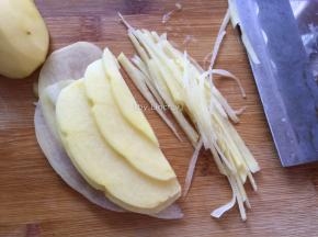把去皮洗净的土豆切成细丝后用清水洗2遍（洗去淀粉）