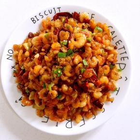 做好的香辣小河虾，香辣酥脆，不管是用来佐餐，下酒还是用来当作追剧小零食，都是非常美味的呢！