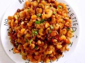 做好的香辣小河虾，香辣酥脆，不管是用来佐餐，下酒还是用来当作追剧小零食，都是非常美味的呢！