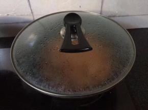 盖上锅盖焖煮