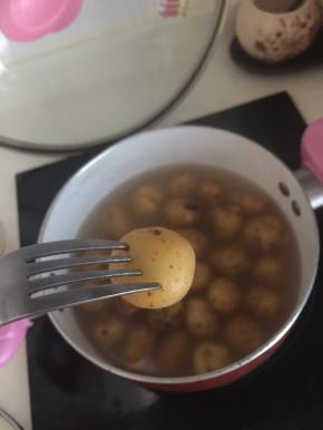 煮至用叉能叉入，感觉软糯了即可