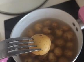 煮至用叉能叉入，感觉软糯了即可