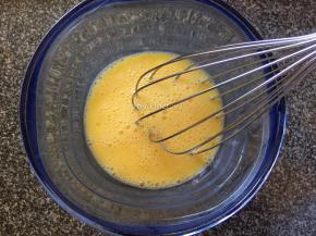 接着将鸡蛋打入碗中搅打均匀