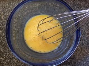 接着将鸡蛋打入碗中搅打均匀